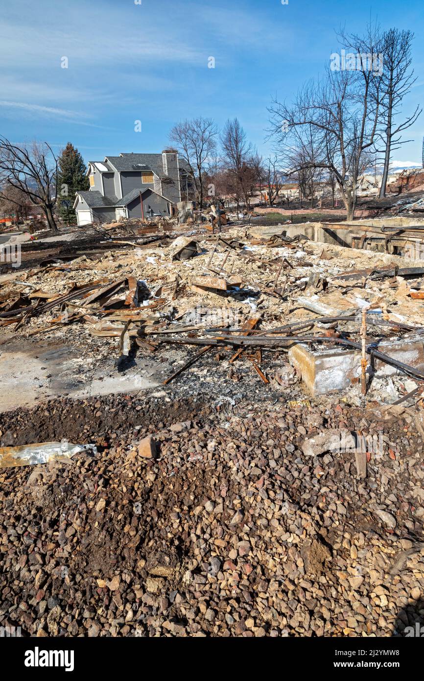 Louisville, Colorado - i resti dopo il fuoco di Marshall, il più distruttivo incendio selvatico del Colorado, che ha distrutto 1.000 case nel dicembre 2021. il fi Foto Stock