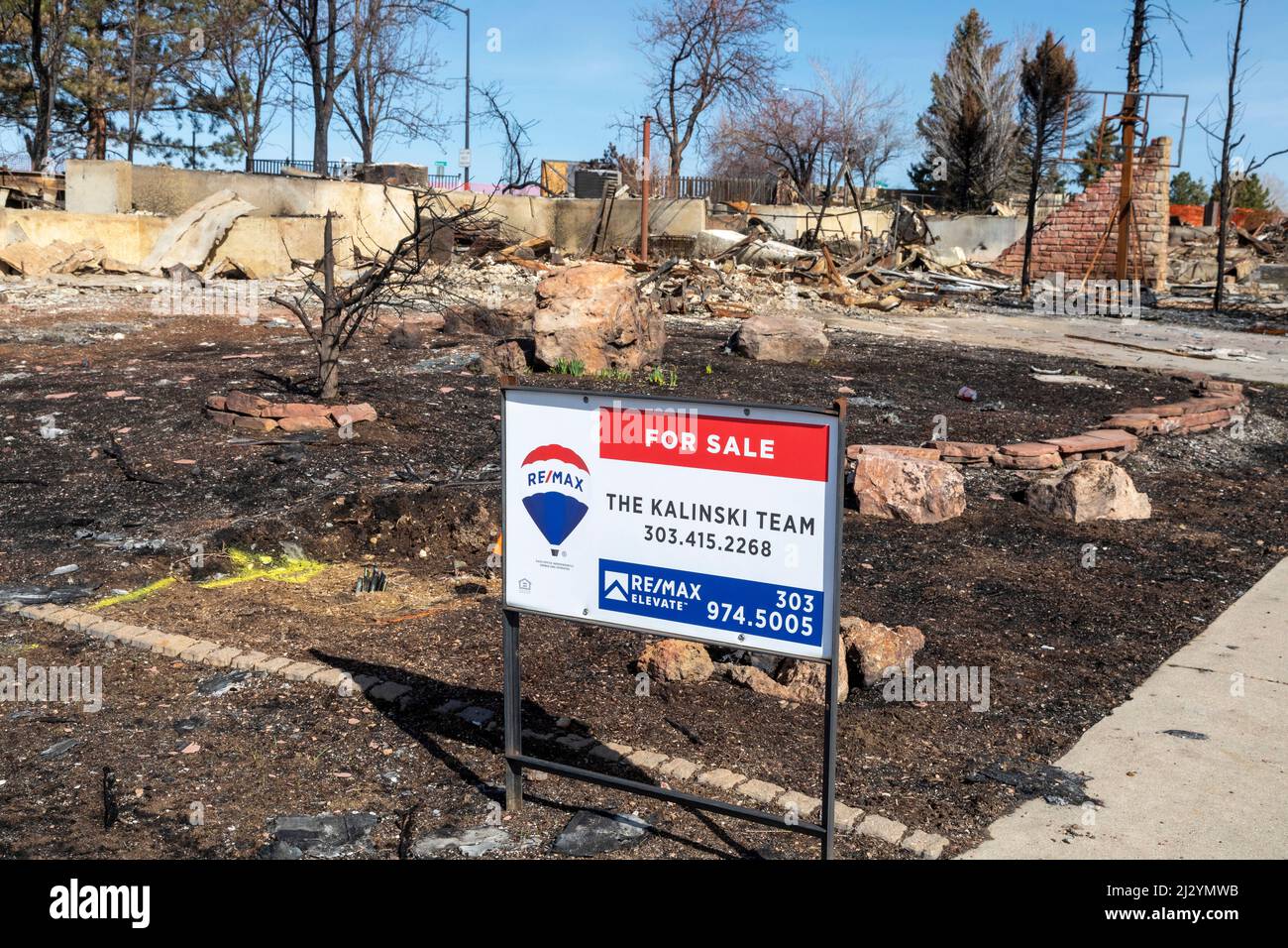 Louisville, Colorado - Un lotto domestico per la vendita dopo il fuoco di Marshall, il fuoco selvatico più distruttivo del Colorado, che ha distrutto 1.000 case nel dicembre 2021 Foto Stock