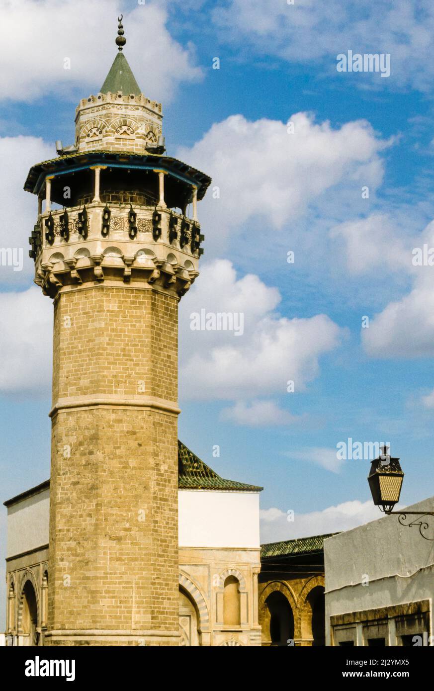 Tunisi, Tunisia. Il minareto di Youssef Dey moschea, primo minareto ottagonale a Tunisi ((1616). Foto Stock