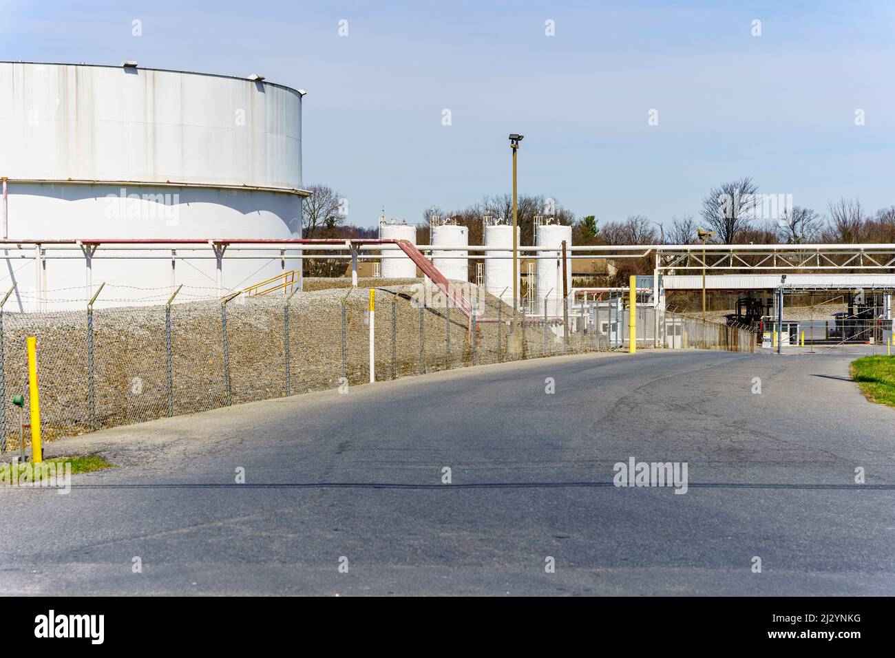 Sinking Springs, PA, USA - 2 aprile 2022: Serbatoi di stoccaggio di carburante alla rinfusa nella contea di Berks, Pennsylvania. Foto Stock