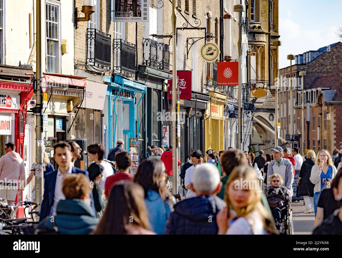 Gente britannica normale - folla di gente fuori in una strada affollata trafficata con i negozi, Kings Parade Cambridge UK - vita normale Regno Unito Foto Stock