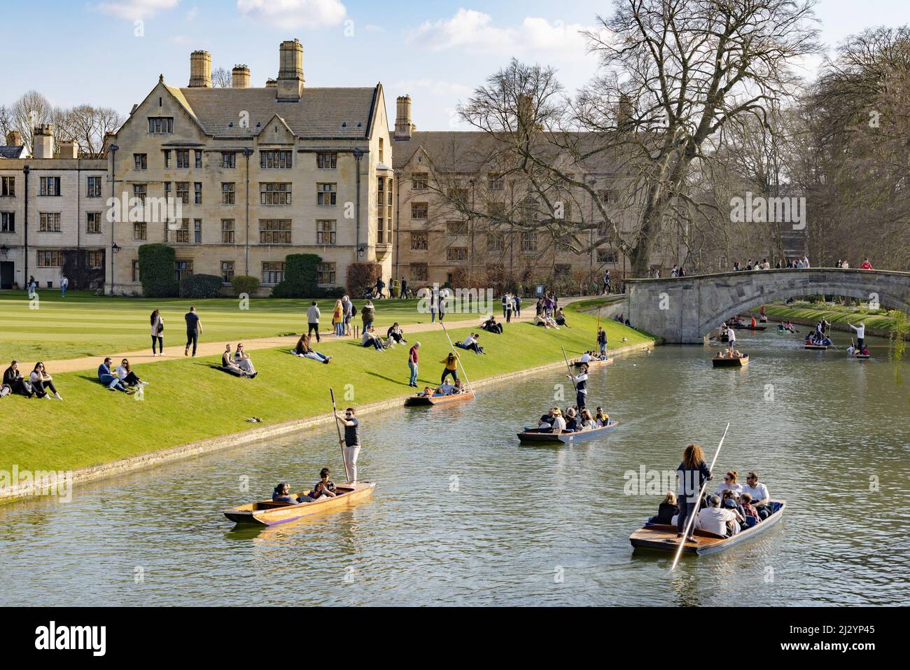 Cambridge UK; persone che puntano sulle spalle del River Cam da Kings College Cambridge University Bridge in una giornata di sole in primavera, Cambridge Inghilterra Regno Unito Foto Stock
