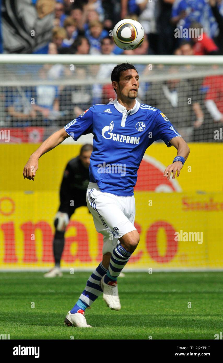 Gelsenkirchen, Germania, 1,5.2010, Calcio: Bundesliga tedesca, stagione 2009/10, matchday 33, Schalke 04 (S04, blu) vs Werder Bremen (WBR, arancione) 0:2 — Kevin Kuranyi (S04) Foto Stock