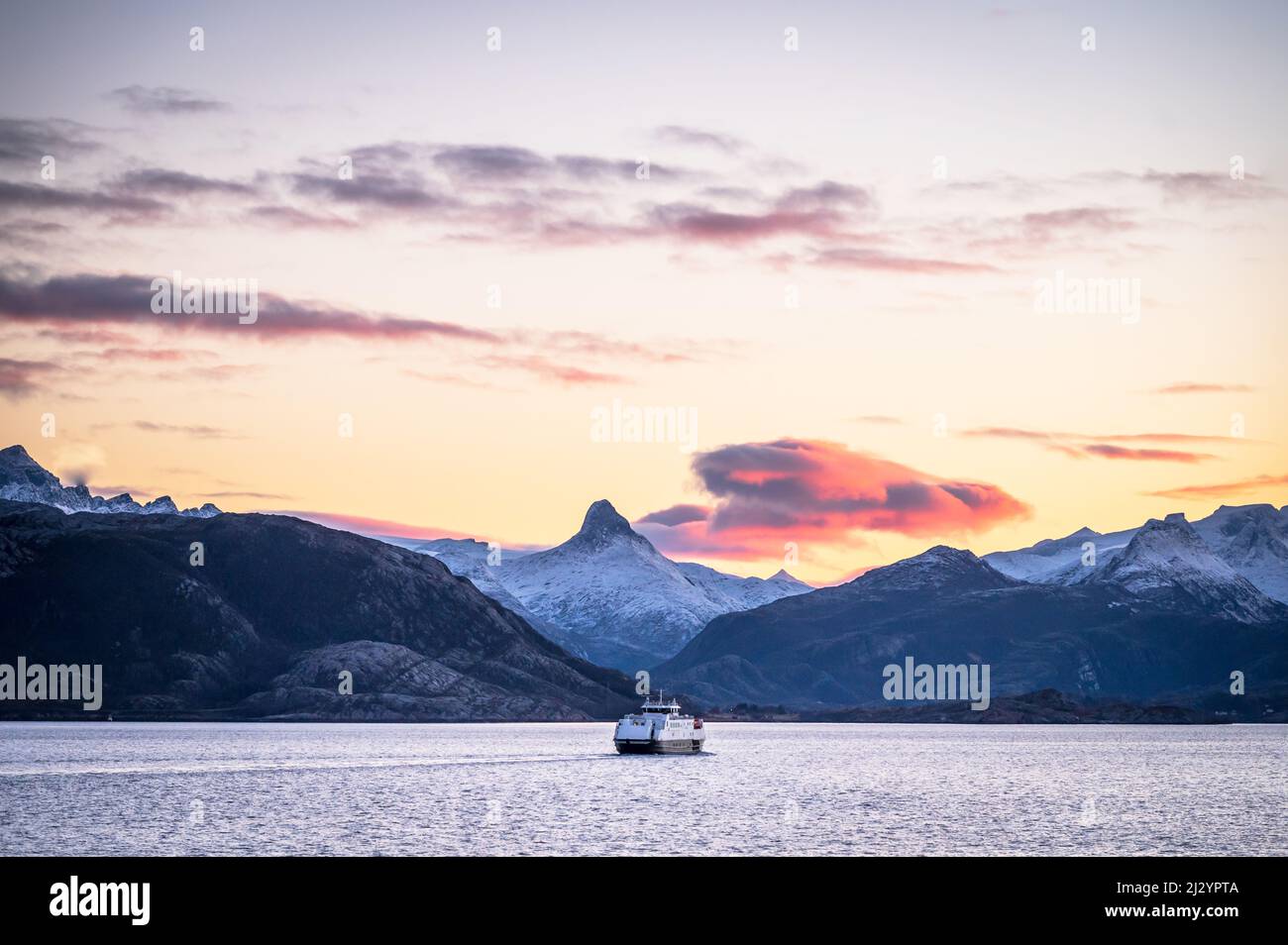 Un traghetto locale sul Circolo polare Artico, Nordland, Norvegia, Europa Foto Stock