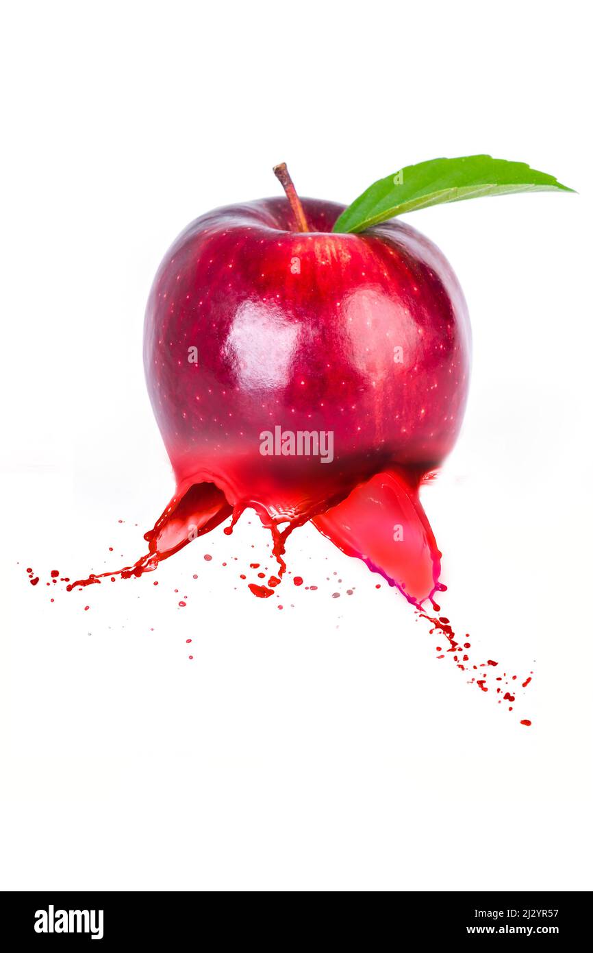 Una mela rossa con uno splash di succo di mela Foto Stock