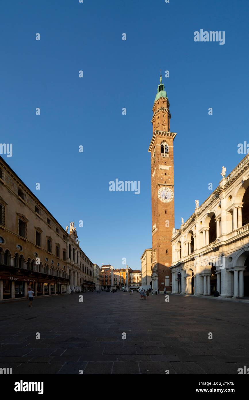 Veduta della Torre di Bissara alla Basilica la Palladiana alla luce della sera, Piazza dei Signori; Vicenza; Veneto; Italia. Foto Stock