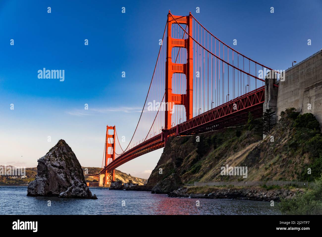 Il Golden Gate Bridge nella metropoli di San Francisco è uno dei punti di riferimento degli Stati Uniti Foto Stock