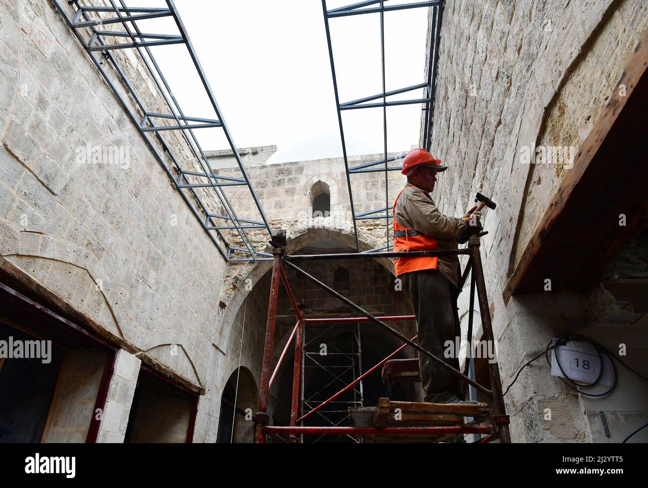 Aleppo, Siria. 4th Apr 2022. Il 6 marzo 2022 un operaio svolge lavori di restauro nel Souq di al-Madina, il più grande mercato storico coperto del mondo, ad Aleppo, in Siria. Tra le rovine nella città vecchia di Aleppo, energici operai edili stanno costruendo e riparando il famoso mercato antico murato, sperando di ripristinare la vita di affari nella zona alla sua gloria precedente. Credit: Ammar Safarjalani/Xinhua/Alamy Live News Foto Stock