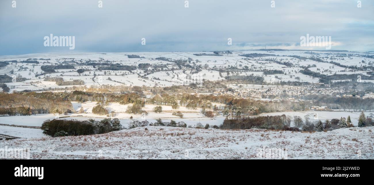 La neve ricopre il villaggio di Burley-in-Wharfedale trasformandolo in un wonderland invernale, West Yorkshire, Inghilterra, Regno Unito Foto Stock