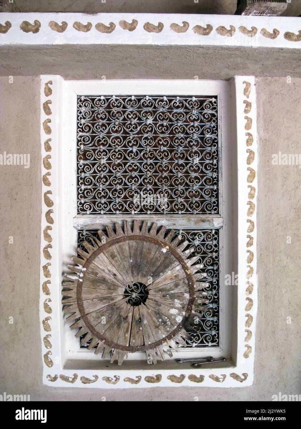 India, Gujarat, Kutch, Handloom Design Center a Bhujodi. Una finestra decorata usando il bordo di una mano come un'impronta con vernice. Foto Stock