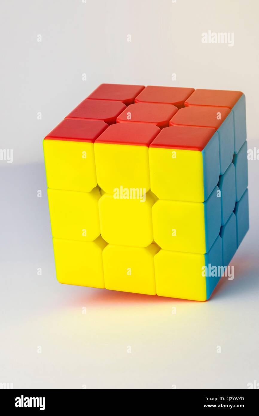 Cubo di Rubik su sfondo bianco. Problemi sulla logica, Cube di giallo rosso e blu. Foto Stock