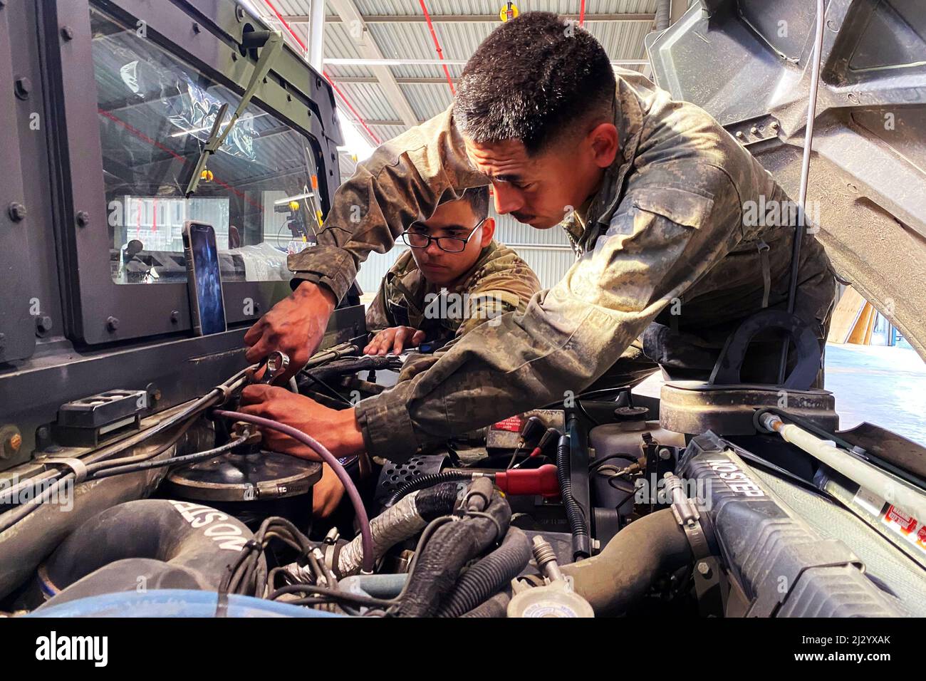 Zutendaal, Belgio. 25th Mar 2022. Due soldati del negozio di automobili, la Società B, 87th supporto di combattimento Battaglione, 3rd Brigata di sostegno della Divisione di fanteria, condurre la manutenzione su un Humvee al cantiere di Zutendaal, Belgium, marzo 23. I meccanici Soldier sono schierati in Europa da Fort Stewart, Georgia, a sostegno della Brigata di supporto sul campo dell'Esercito 405th e della missione di supporto sul campo dell'Esercito Battaglione-Beneluxs Army Preposizioned Stocks-2. Credit: U.S. Army/ZUMA Press Wire Service/ZUMAPRESS.com/Alamy Live News Foto Stock