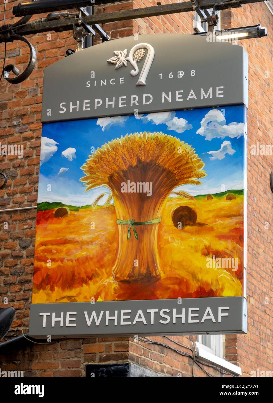 Tradizionale insegna Hanging pub al Wheatsheaf - una casa pubblica Shepherd Neame - West Street, Farnham, Surrey, Inghilterra, Regno Unito Foto Stock