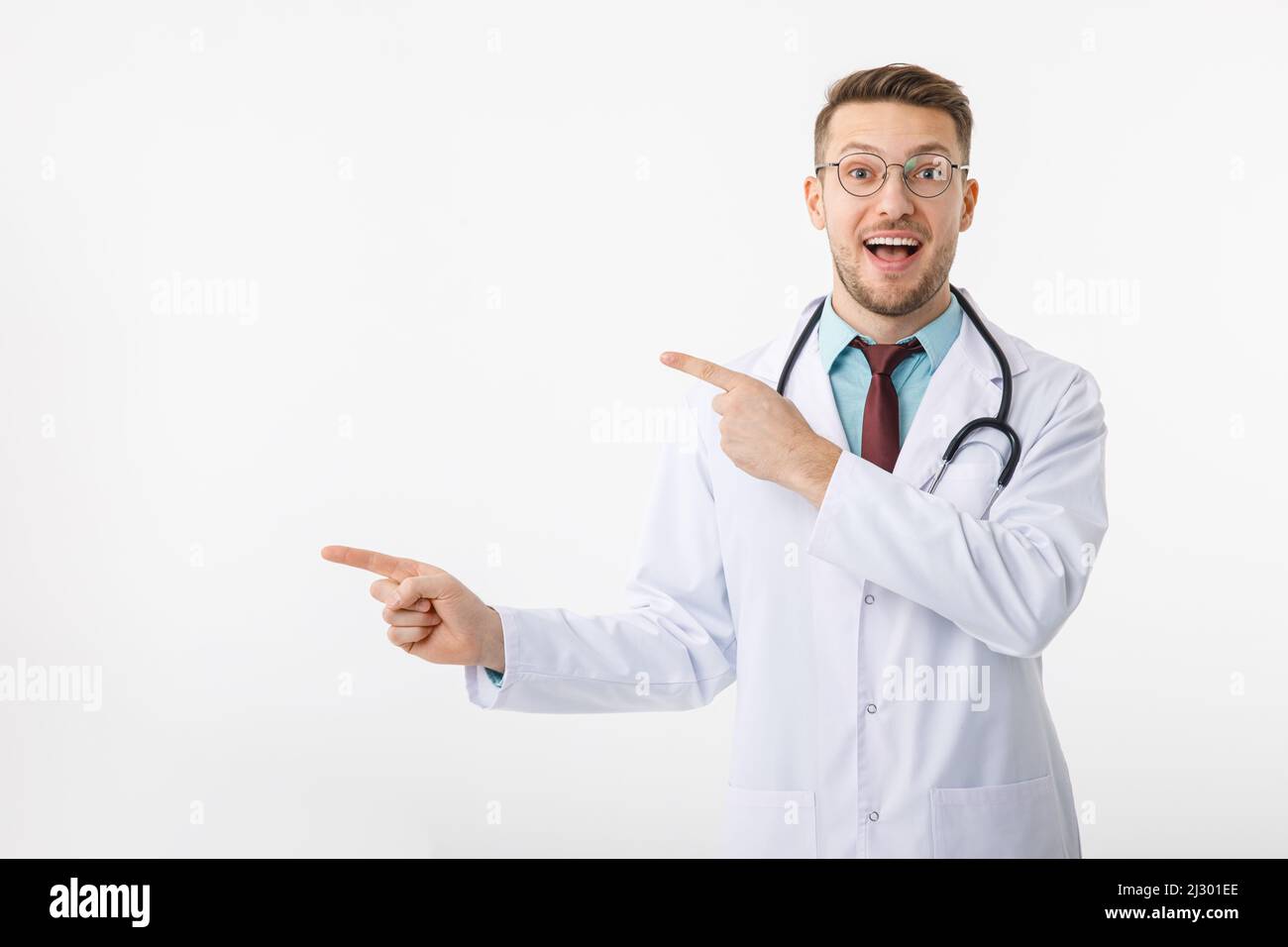 Ritratto di giovane medico fiducioso su sfondo bianco. Punti per copiare spazio Foto Stock