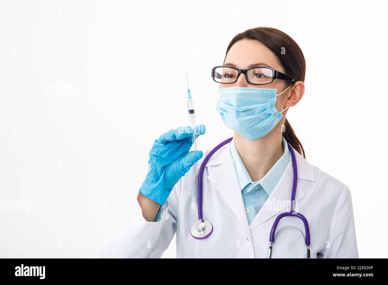 Un infermiere tiene una siringa prima di effettuare l'iniezione. Il concetto di vaccinazione. Foto Stock