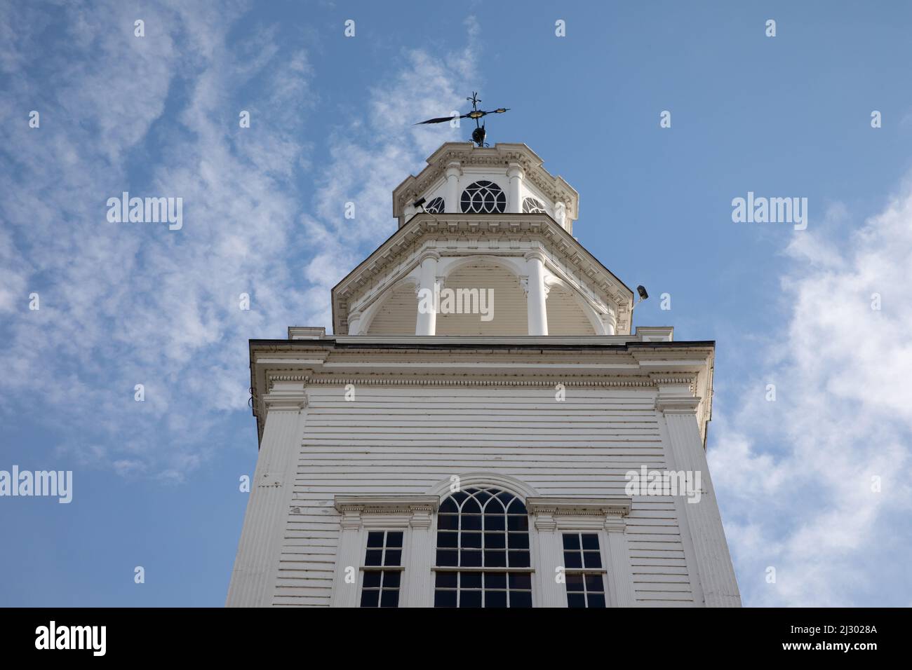 Un'inquadratura a basso angolo della parte superiore della Chiesa Vecchia della prima congregazione in Vermont contro il cielo blu nuvoloso sfondo Foto Stock