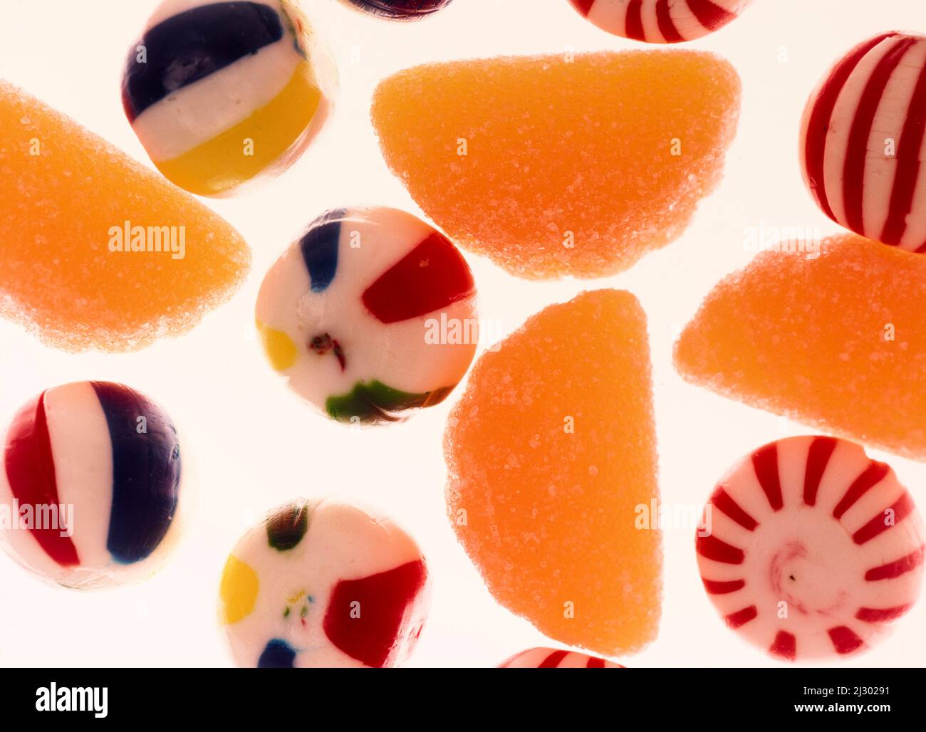 Natura morta di dolci colorati, pasticceria, su sfondo bianco Foto Stock