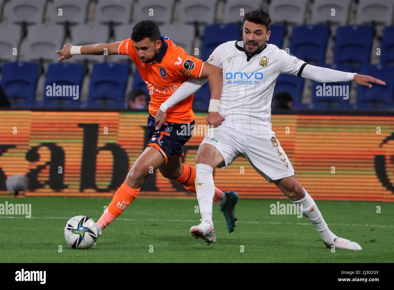 ISTANBUL, TURCHIA - APRILE 4: Trezeguet di Istanbul Basaksehir FK e Oussama Haddadi di Yeni Malatyaspor battaglia per il possesso durante la partita turca Super Lig tra Istanbul Basaksehir FK e Yeni Malatyaspor allo Stadio Fatih Terim il 4 Aprile 2022 a Istanbul, Turchia (Foto di Orange Pictures) Foto Stock