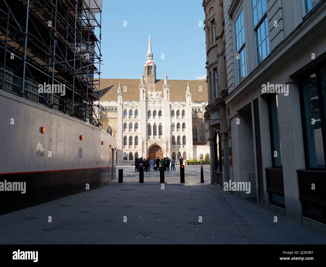 Londra, Greater London, Inghilterra, marzo 12 2022: Tour di gruppo di fronte alla Guildhall nella città di Londra. Foto Stock