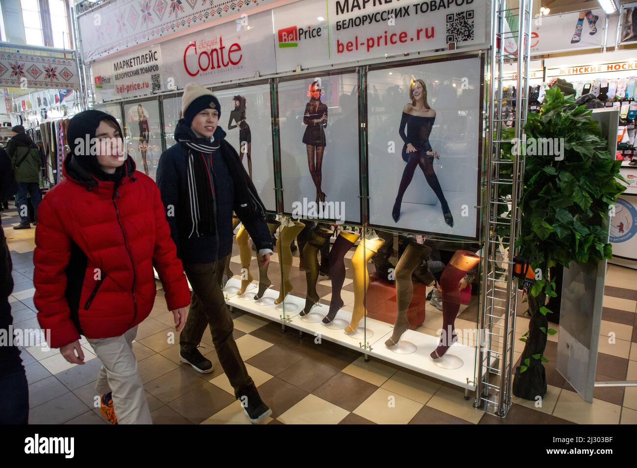 Mosca, Russia. 3rd aprile 2022. Visitatori nel negozio di abbigliamento bielorusso sul territorio del Centro Espositivo e commerciale della Repubblica di Bielorussia (Padiglione No.18) a VDNKh a Mosca, Russia Foto Stock