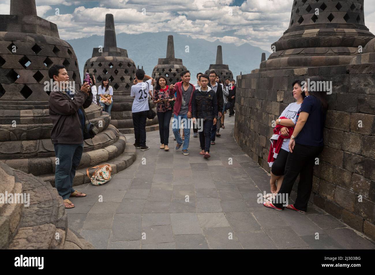 Borobudur, Java, Indonesia. Turistica prendendo gli amici' immagine. Foto Stock