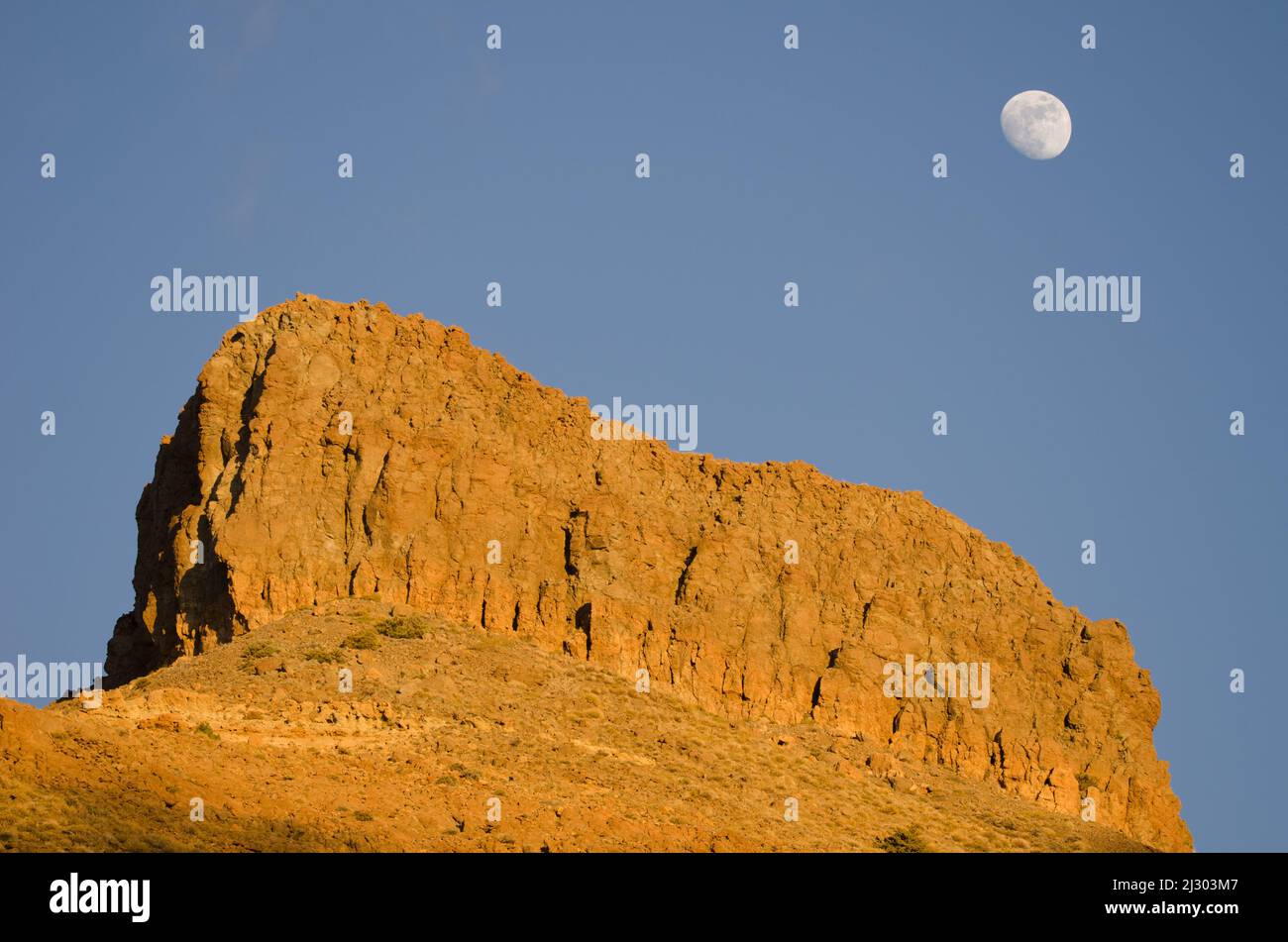 Cliff Sombrero de Chasna e la luna. Vilaflor. Tenerife. Isole Canarie. Spagna. Foto Stock