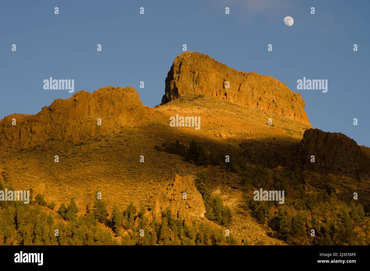 Cliff Sombrero de Chasna e la luna. Vilaflor. Tenerife. Isole Canarie. Spagna. Foto Stock
