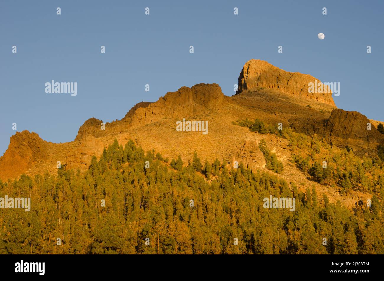 Cliff Sombrero de Chasna e la luna. Vilaflor. Tenerife. Isole Canarie. Spagna. Foto Stock