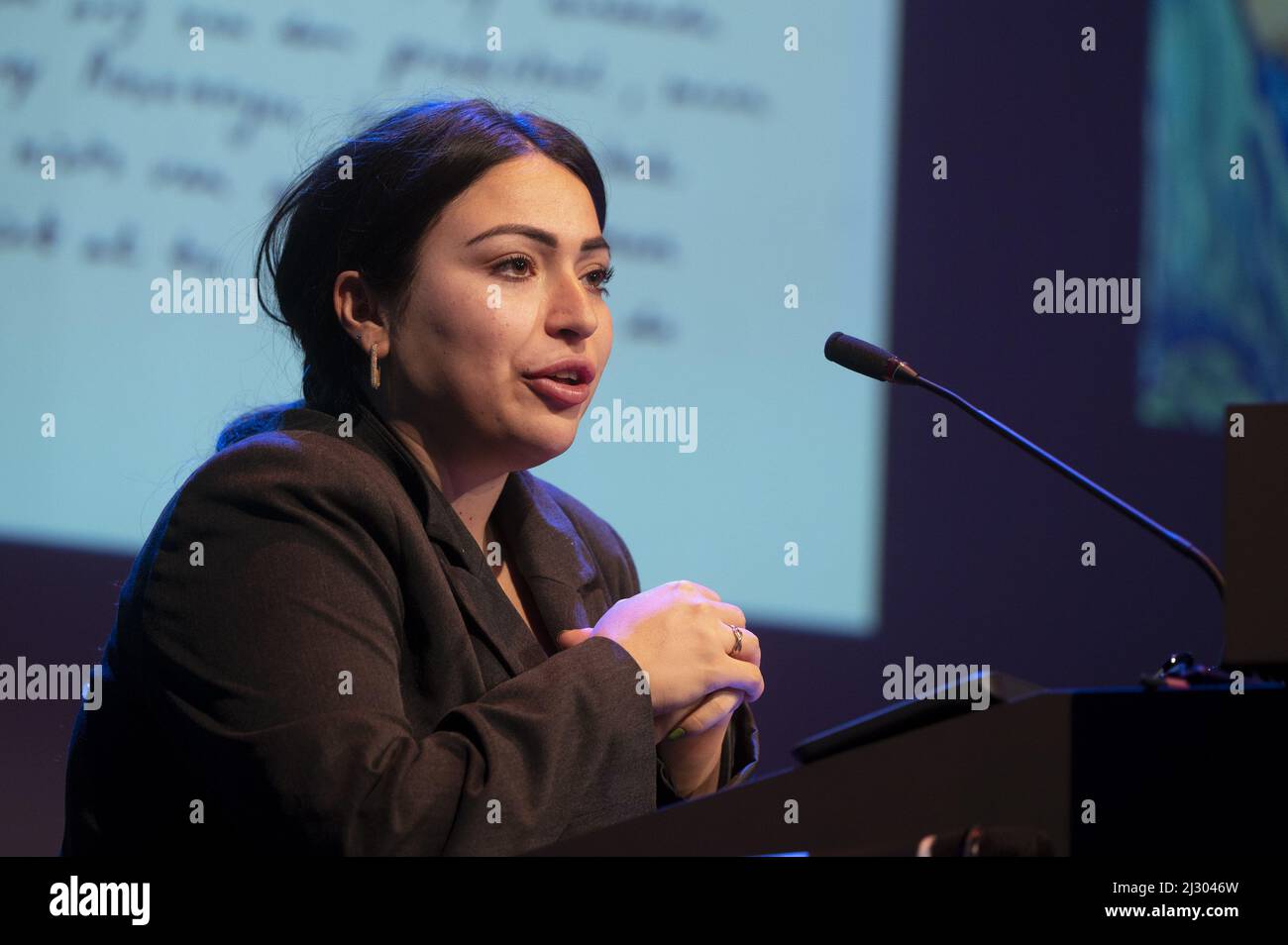 2022-04-04 15:50:58 AMSTERDAM - Lale Gul alla presentazione di una edizione manoscritta del libro Max Havelaar alla libera Università. Nel famoso romanzo di Multatuli, gli abusi coloniali nelle ex Indie orientali olandesi sono esposti. ANP EVERT ELZINGA olanda OUT - belgio OUT Foto Stock