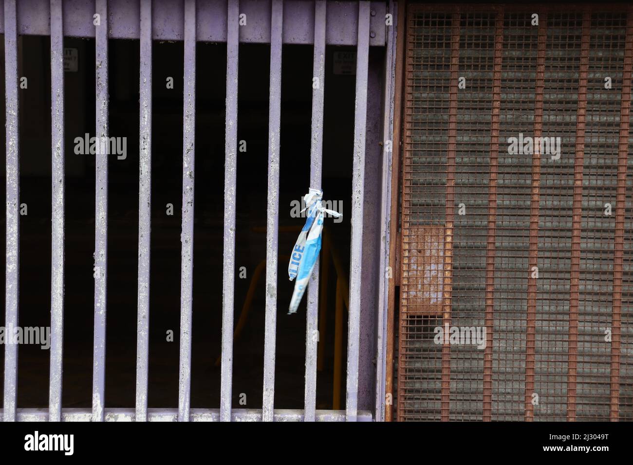 Residuo di nastro di cordone di polizia legato alla ringhiera sul carpark multipiano del Monte Pleasant Foto Stock