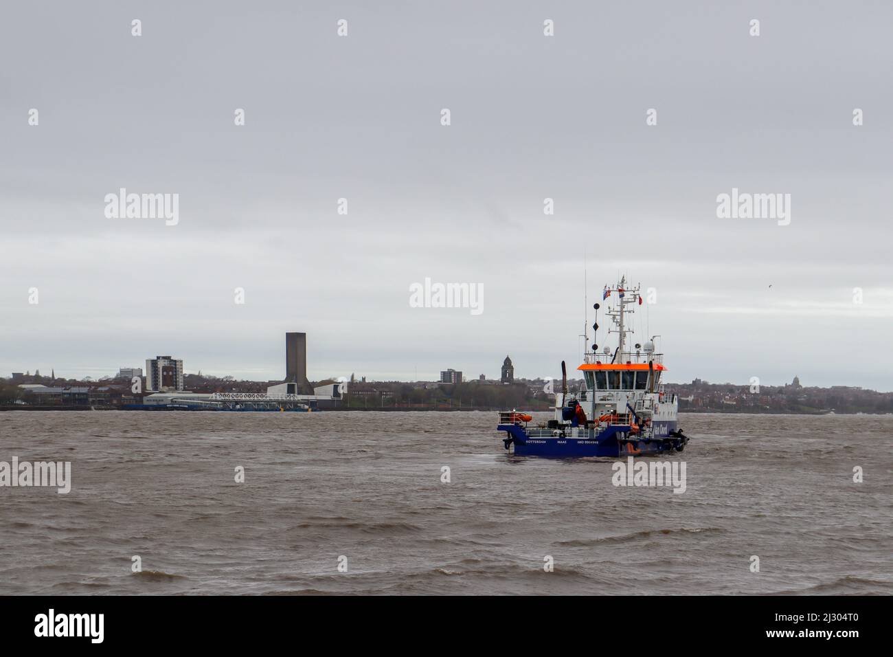 Scialuppa di salvataggio sul fiume Mersey vicino a Pier Head Foto Stock