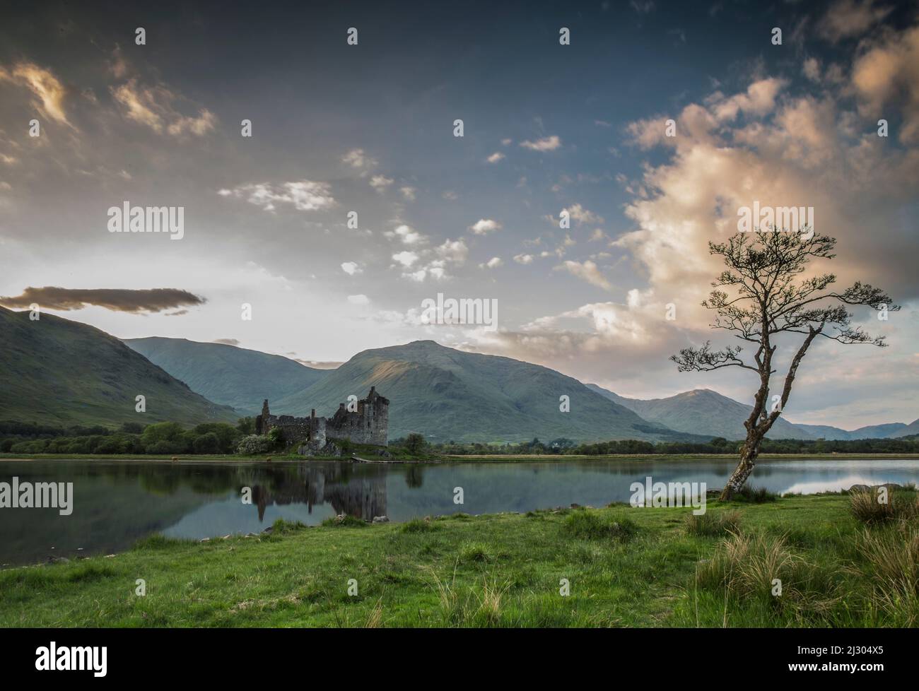 Vista su Loch AWe fino alle rovine del castello di Kilchurn, Scozia, Regno Unito Foto Stock
