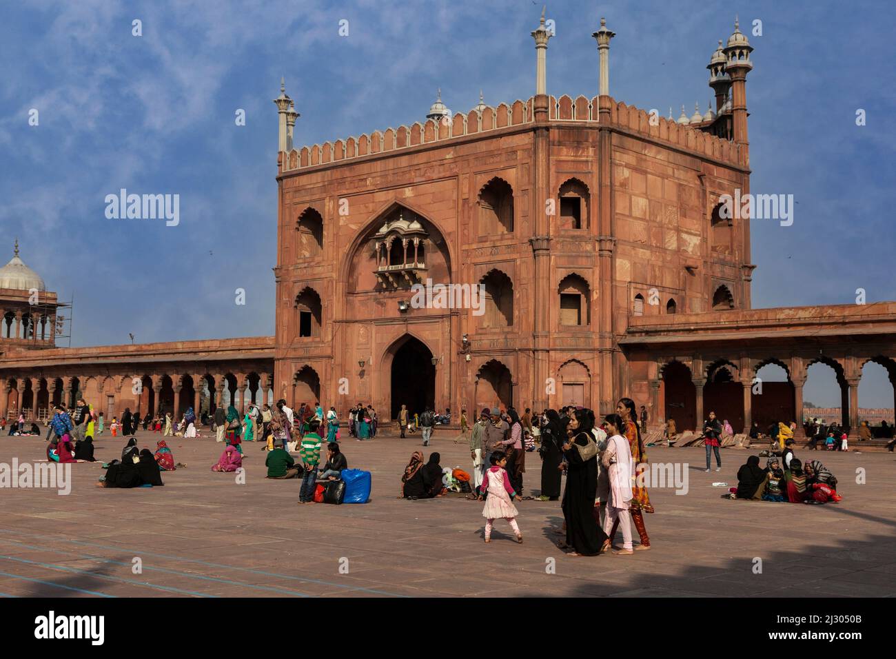 New Delhi, India. Cortile della Jama Masjid (Moschea del Venerdì), la moschea più grande dell'India, costruito 1644-1656. In attesa delle preghiere del tardo pomeriggio. Foto Stock