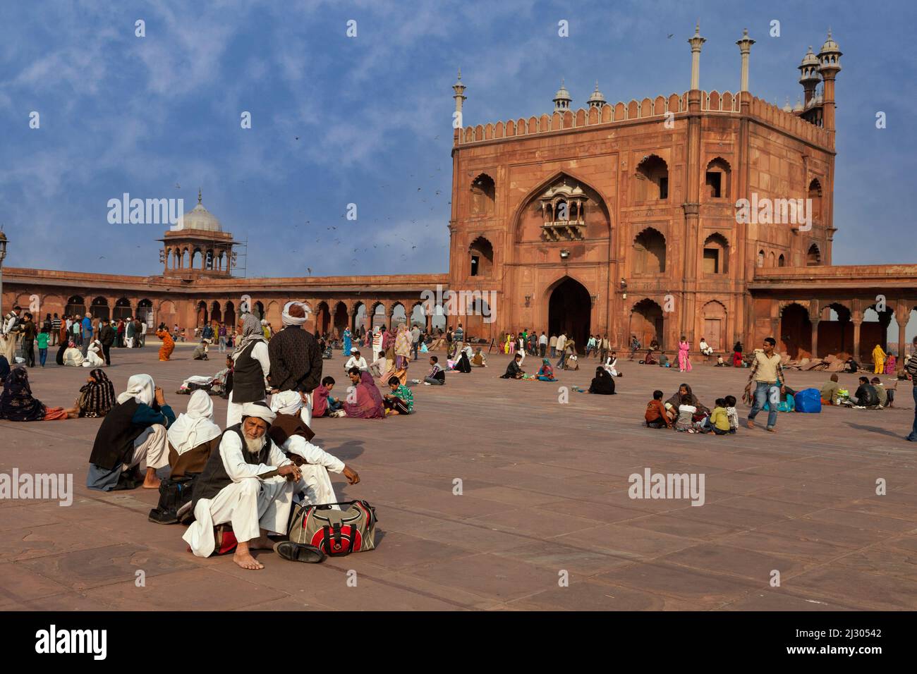 New Delhi, India. Cortile della Jama Masjid (Moschea del Venerdì), la moschea più grande dell'India, costruito 1644-1656. In attesa delle preghiere del tardo pomeriggio. Foto Stock