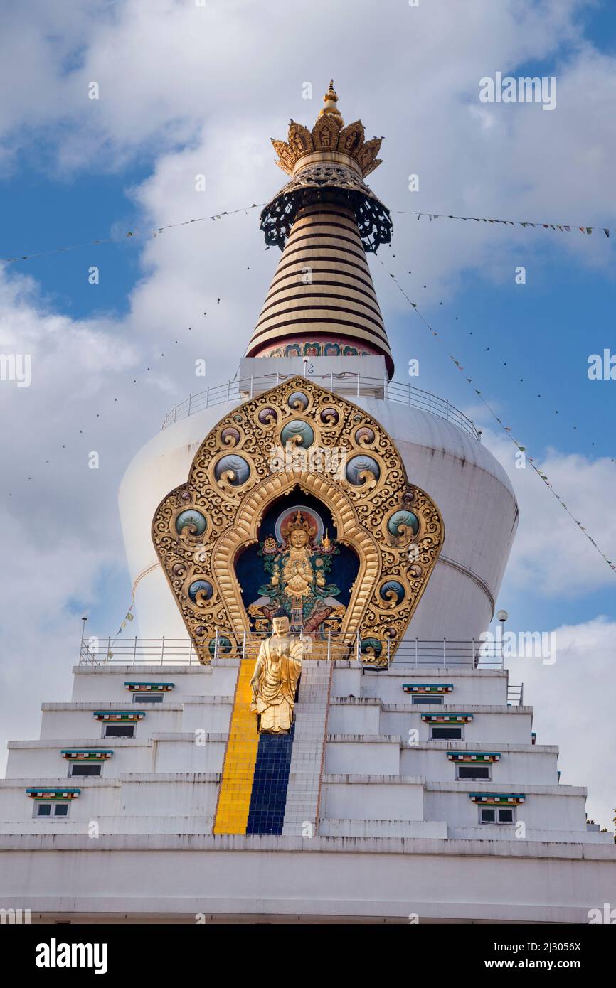 India, Dehradun. Stupa del Tempio Buddista di Dehradun e del Monastero di Mindrolling. Foto Stock