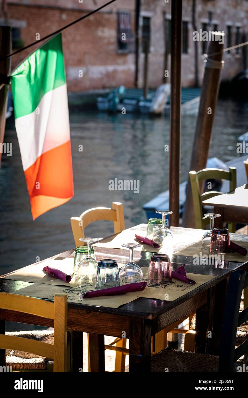 Tavolo di un ristorante con bandiera italiana a Cannaregio, Venezia, Veneto, Italia, Europa Foto Stock