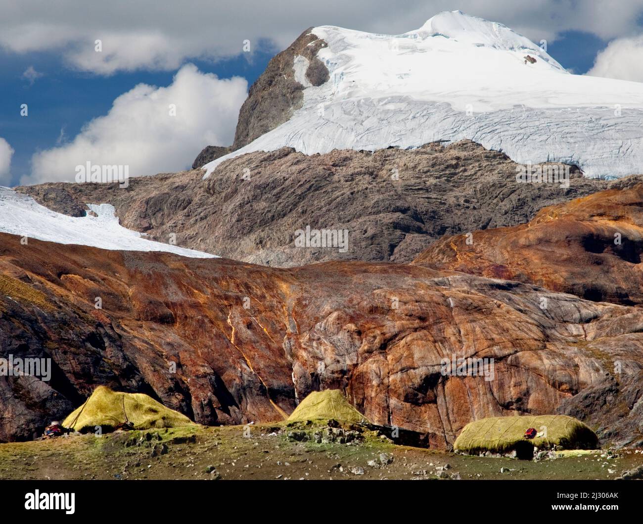 Roccia lucida del ghiacciaio lasciata dal ghiacciaio in rapida contrazione alla fonte dell'approvvigionamento idrico di Lima, Cordillera Huayhuash, Perù Foto Stock