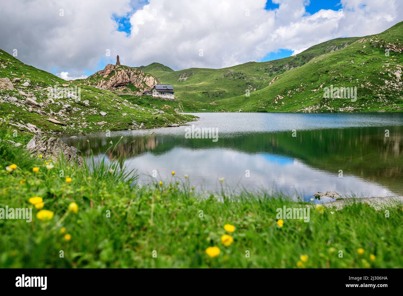 Wolayersee con Wolayerseehütte, Wolayersee, Alpi Carniche, Carinzia, Austria Foto Stock