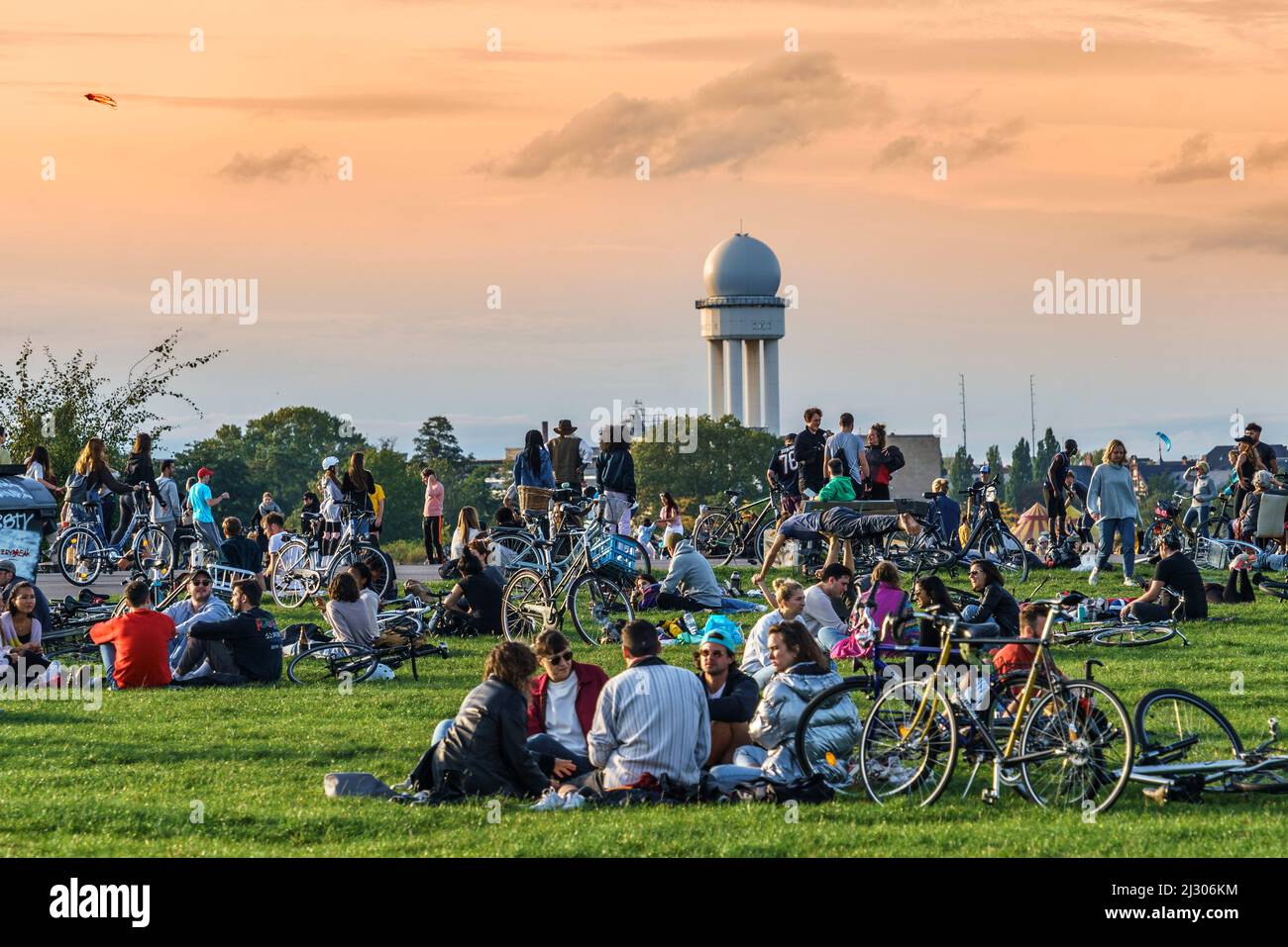 Tempelhofer Feld, persone che pratichino attività ricreative presso l'ex aeroporto Tempelhof di Berlino, Indian Summer, Kreuzberg, Neukoelln, Tempelhof, Berlino, Germania, Europa Foto Stock