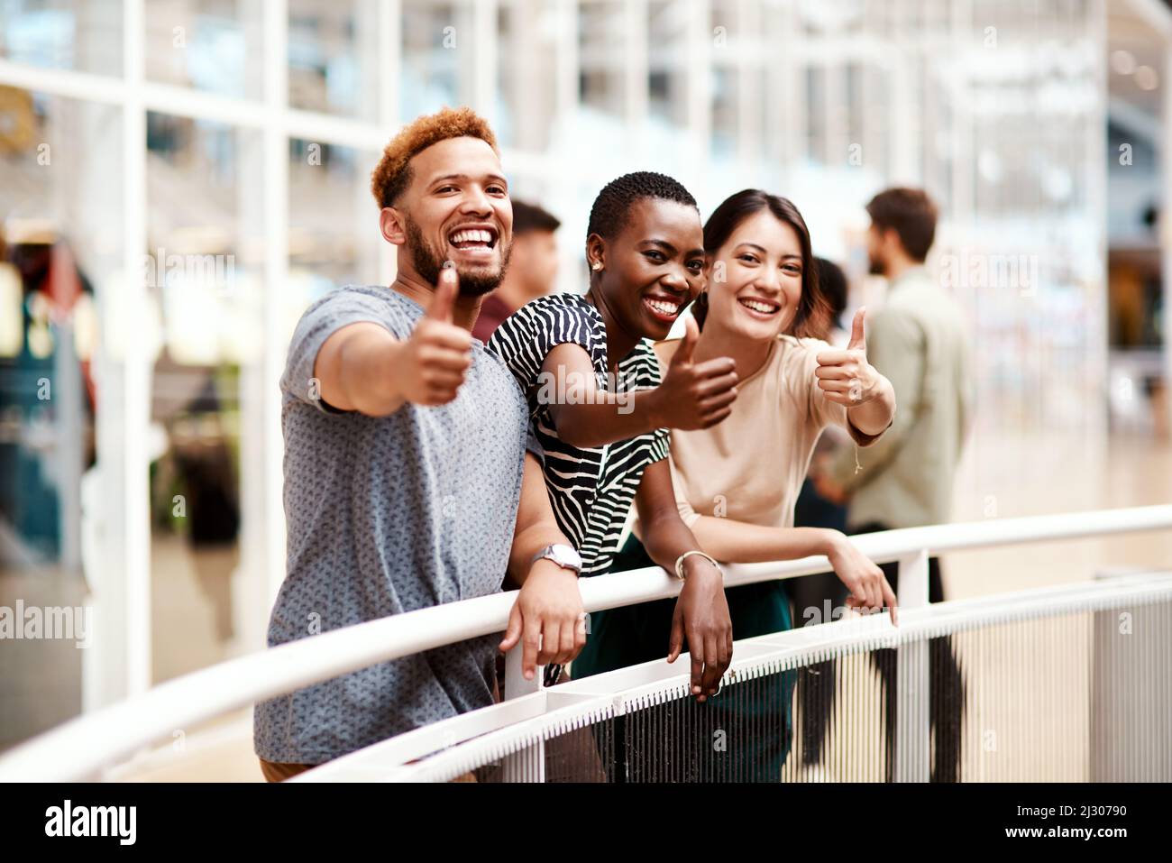 La creatività può aumentare significativamente le vostre probabilità di raggiungere i vostri obiettivi. Ritratto di un gruppo di giovani creativi che mostrano i pollici insieme in un Foto Stock