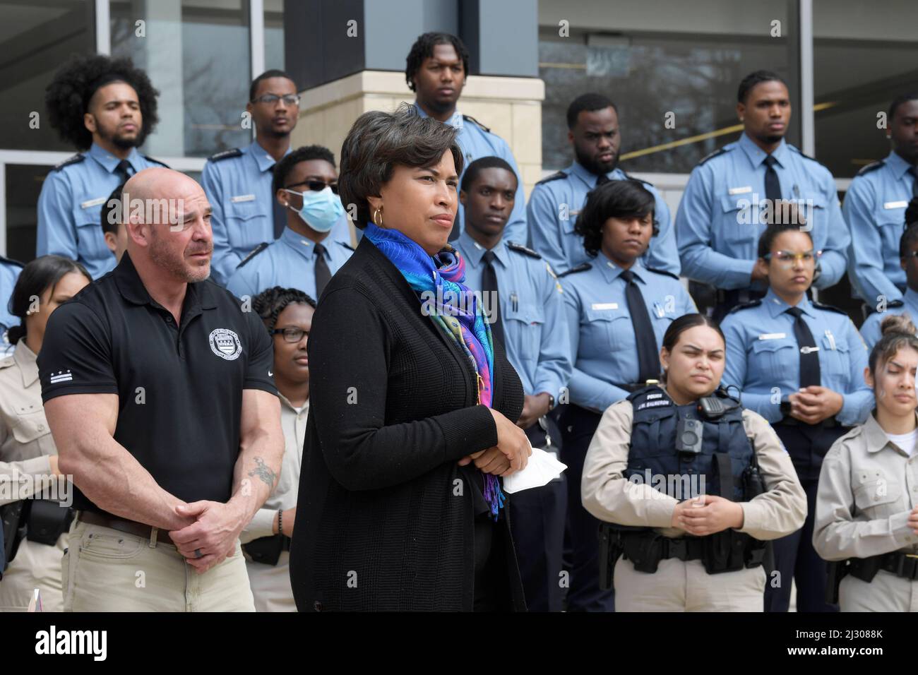 4 aprile 2022, Washington, Distry of Columbia, USA: DC Mayor MURIEL BOWSER durante un 42 funzionari di laurea residenti dal MPD Cadet Program, oggi il 04 marzo 2022 alla Dunbar High School di Washington DC, USA. (Credit Image: © Lenin Nolly/ZUMA Press Wire) Foto Stock