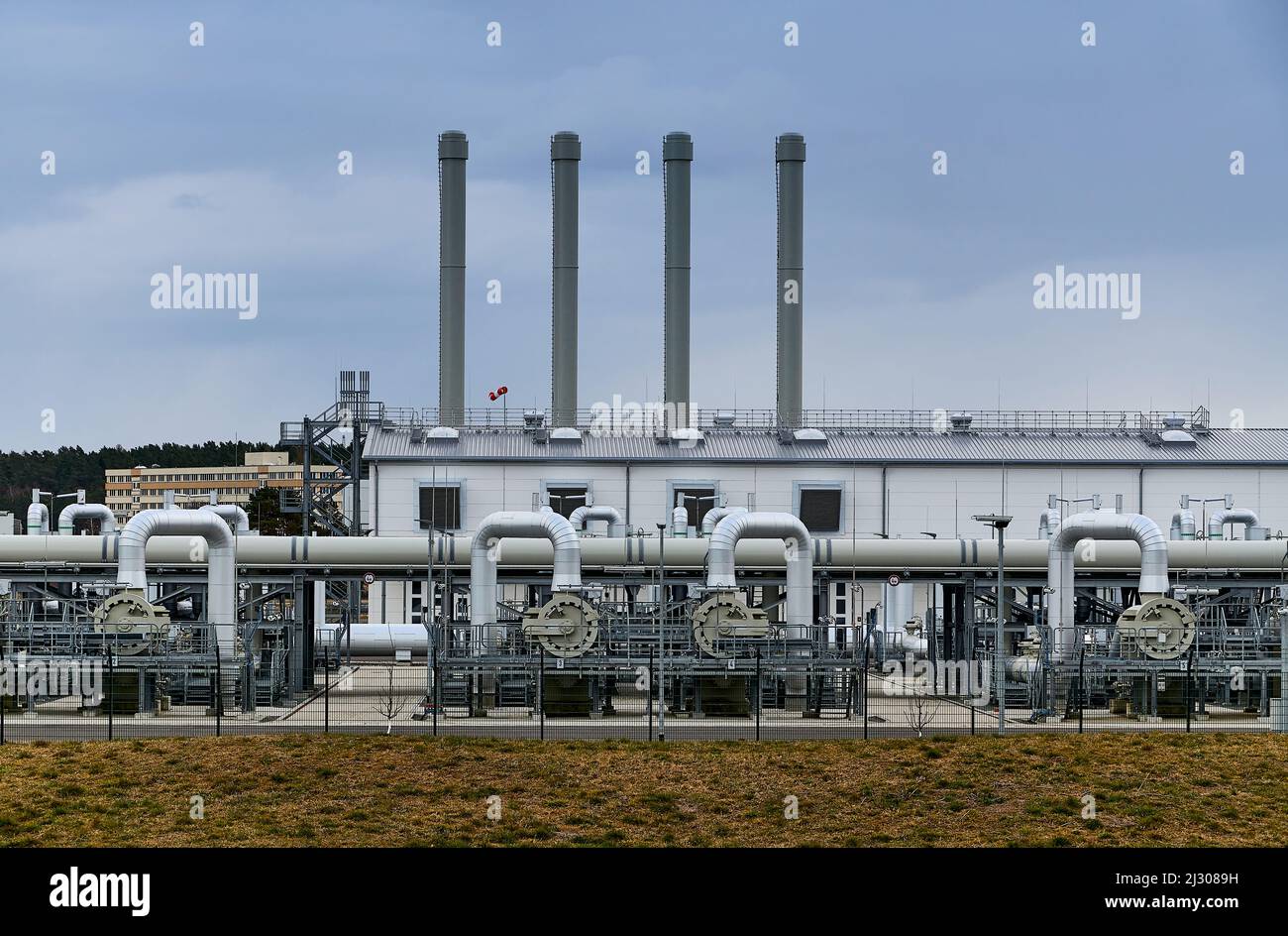 Lubmin, Meclemburgo-Pomerania occidentale / Germania - Aprile-3-2022: Tubi del gas, collegamenti, attrezzature e riduttori di pressione presso il sito di NordStre di Gazprom Foto Stock