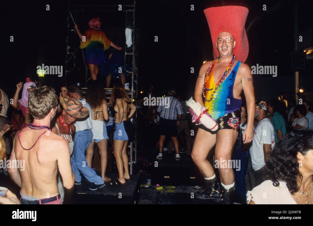 Tänzer in einem bunten Cowboy-Kostüm beim Umzug des Key West Fantasy Fest. Una ballerina in un colorato costume da cowboy alla sfilata di Key West Fantasy Fest. Foto Stock