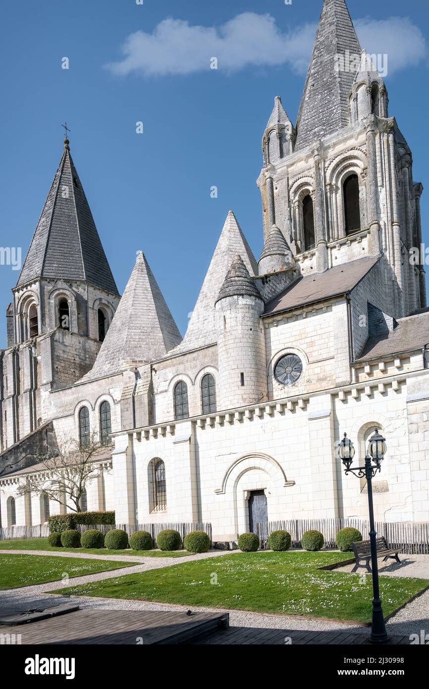 Chiesa Saint Ours o Saint Oars nella città reale di Loches in un pomeriggio di primavera soleggiato, Indre et Loire, Francia Foto Stock