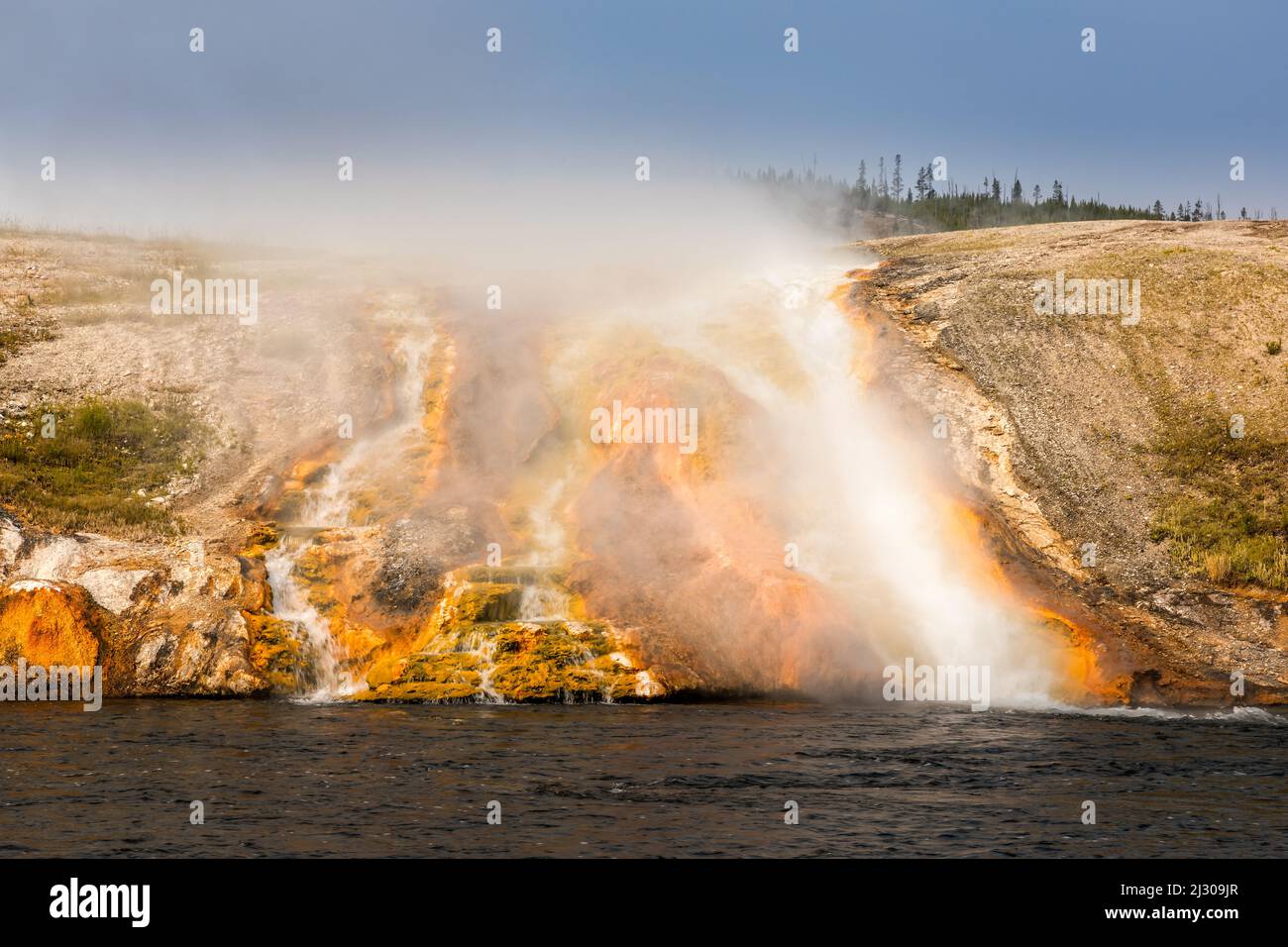 Deflusso d'acqua del bacino del geyser Midway nel fiume Firehole, parco nazionale di Yellowstone Foto Stock