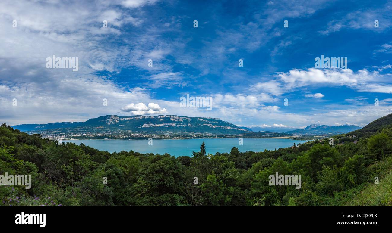 Vue panoramique depuis le tunnel du chat sur le lac du Bourget et le Mont Revard Foto Stock