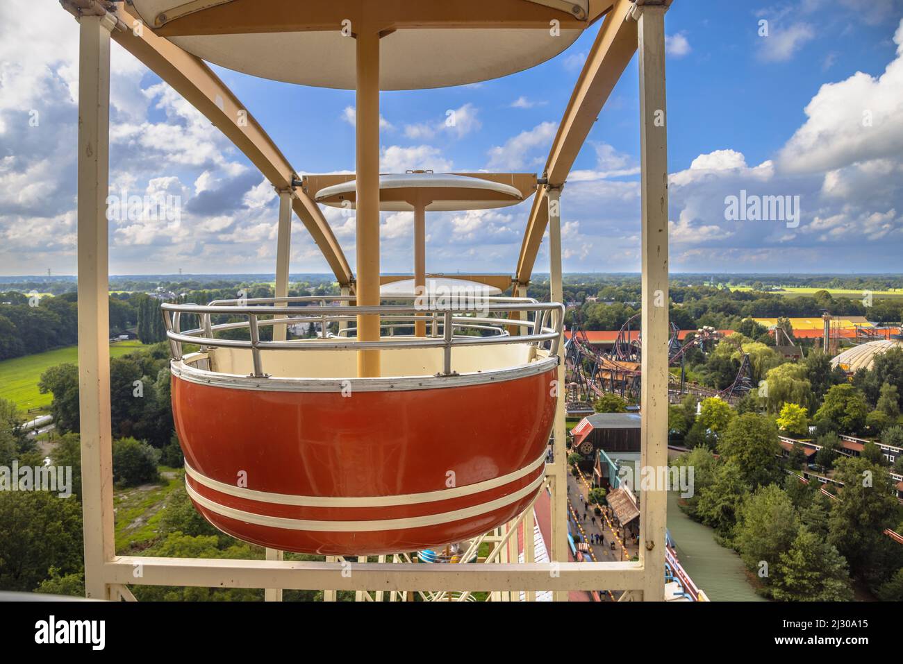 Cabina ruota panoramica con vista che gira in un parco divertimenti. Colorata gondola della ruota panoramica che gira in un parco a tema. Giro in zona fieristica. Foto Stock