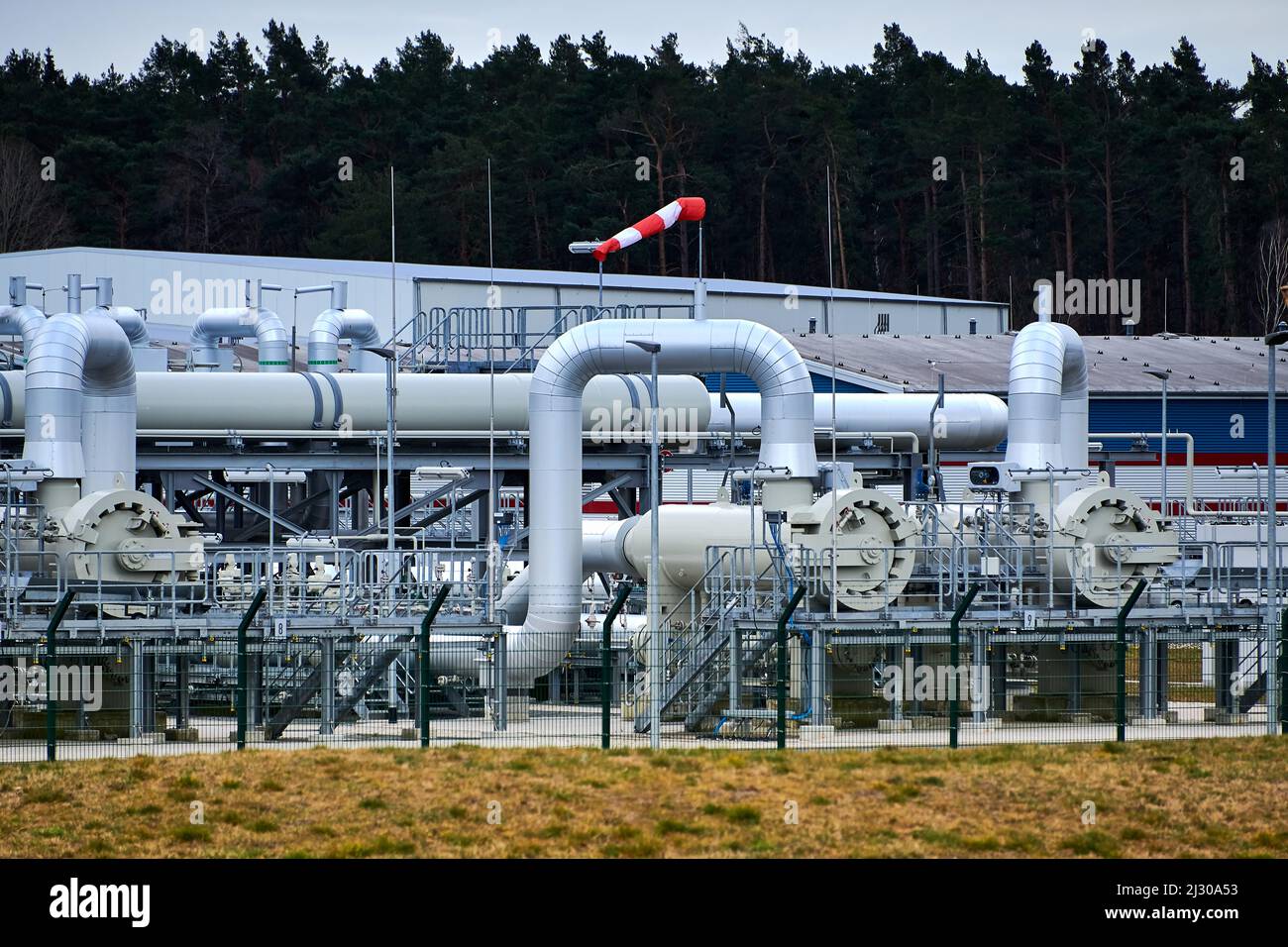 Lubmin, Meclemburgo-Pomerania occidentale / Germania - Aprile-3-2022: Tubi del gas, collegamenti, attrezzature e riduttori di pressione presso il sito di NordStre di Gazprom Foto Stock