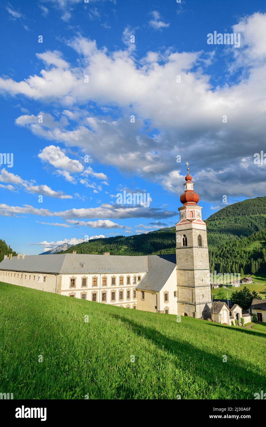 Chiesa di pellegrinaggio Maria Schnee con monastero di Servite, Maria Luggau, Lesachtal, Alpi Carniche, Carinzia, Austria Foto Stock