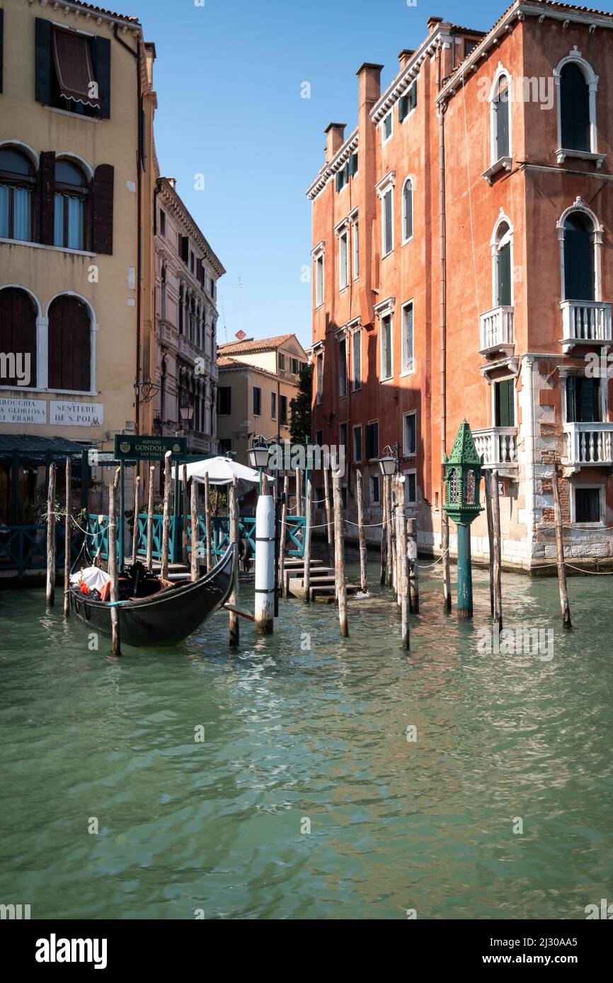 Vista di una stazione di gondola in un canale a Venezia, Veneto, Italia, Europa Foto Stock